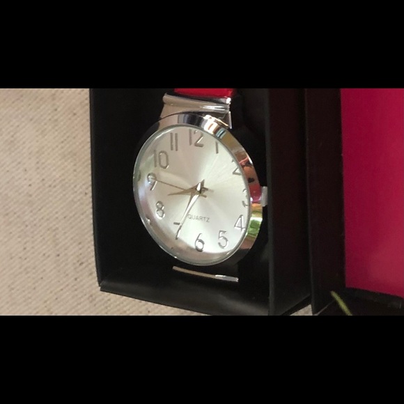 Avon watch silver with red patent leather band - Picture 3 of 3